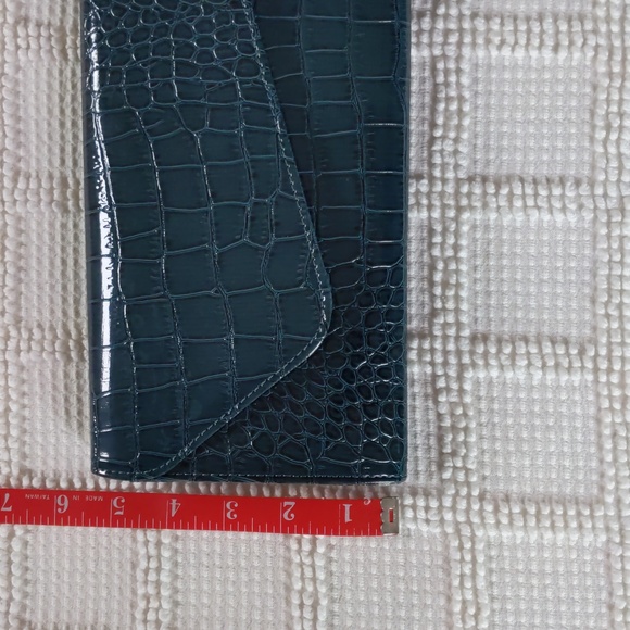 Teal faux patent leather embossed croc clutch purse - Picture 3 of 8